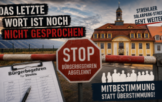 Symbolgrafik zum Strehlaer Solarpark-Streit: Vor dem Rathaus Strehla blockiert eine Schranke mit Stoppschild den Weg; daneben sind Unterschriftenlisten, Solarmodule und Bürger-Silhouetten zu sehen. Der Text verweist darauf, dass das letzte Wort noch nicht gesprochen ist.